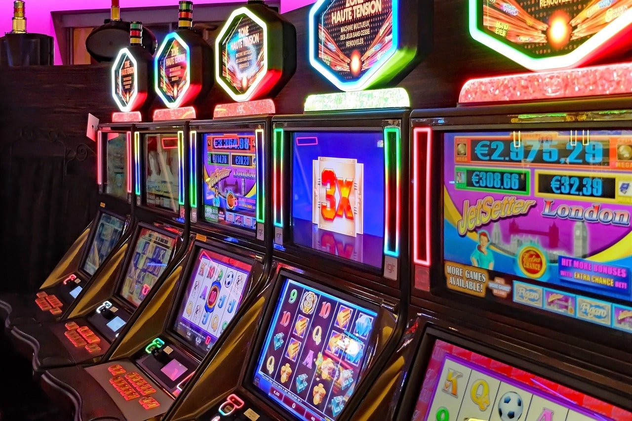 Pengguna smartphone yang aktif menggunakan platform hiburan sports dan casino versi mobile
